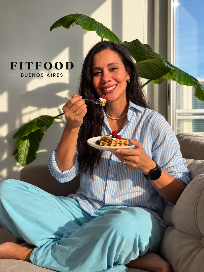 Jennifer Cáceres con un waffle proteico FITFOOD